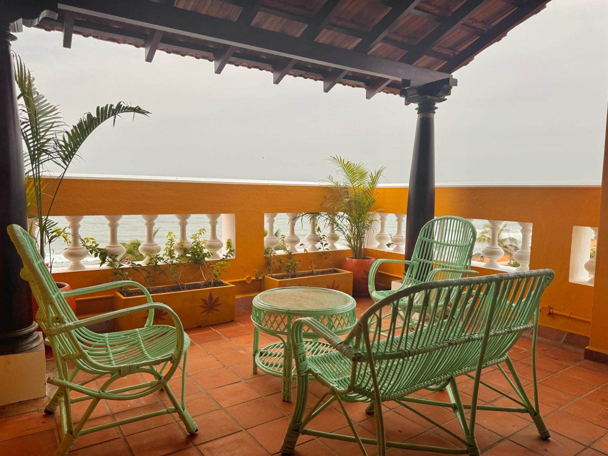 La Plage Seaview Suites Puducherry Buitenkant foto