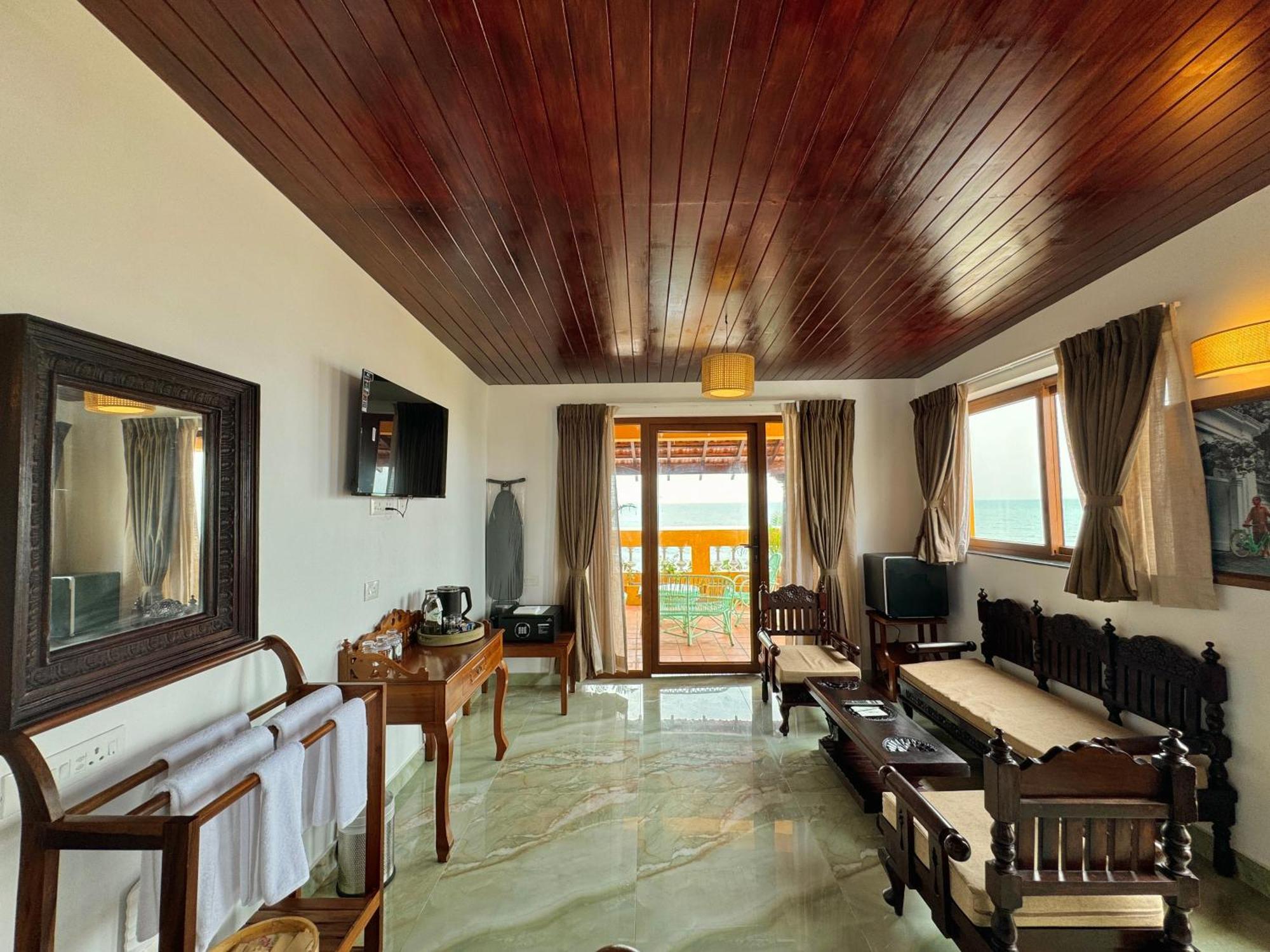 La Plage Seaview Suites Puducherry Buitenkant foto