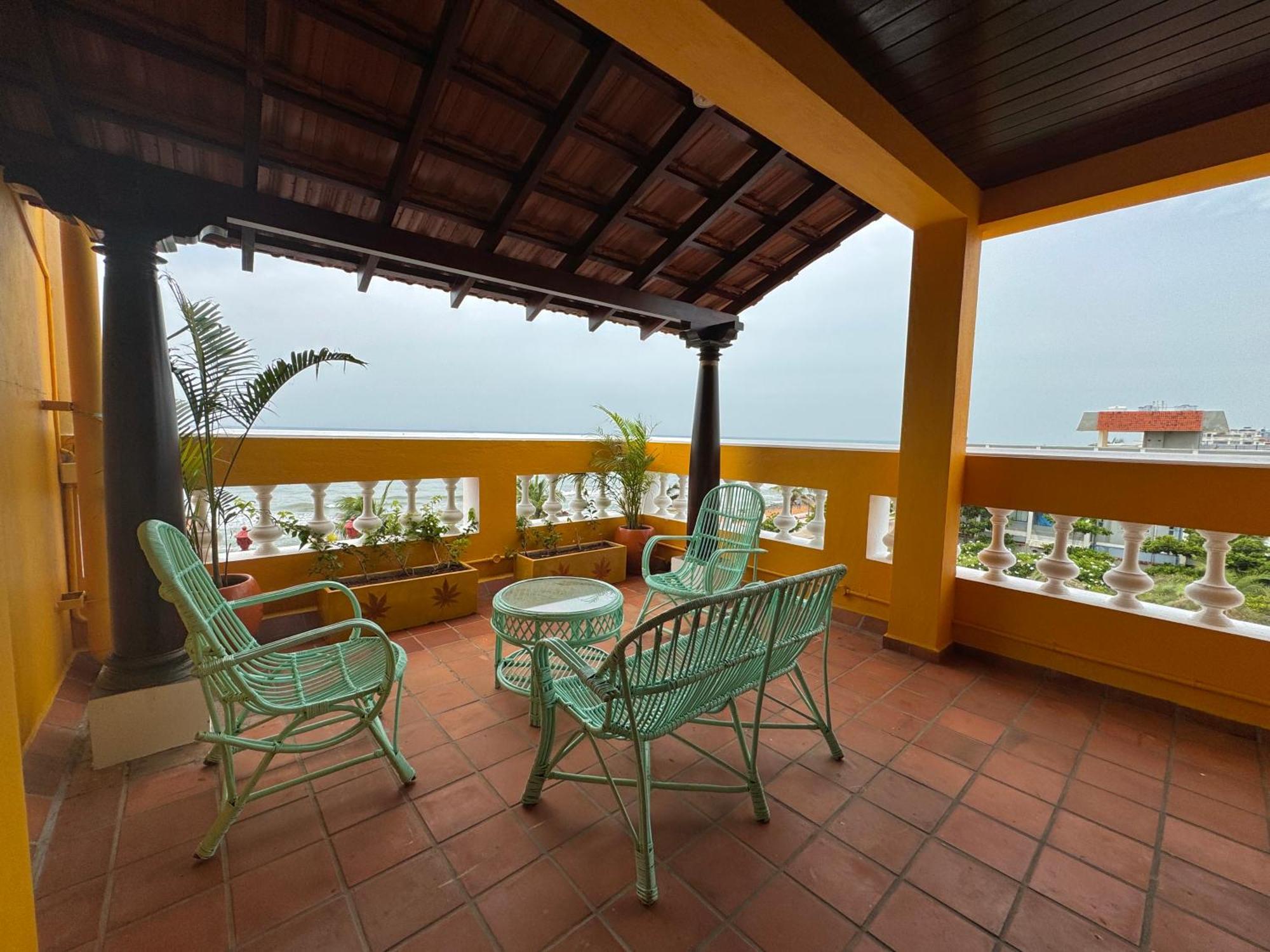 La Plage Seaview Suites Puducherry Buitenkant foto