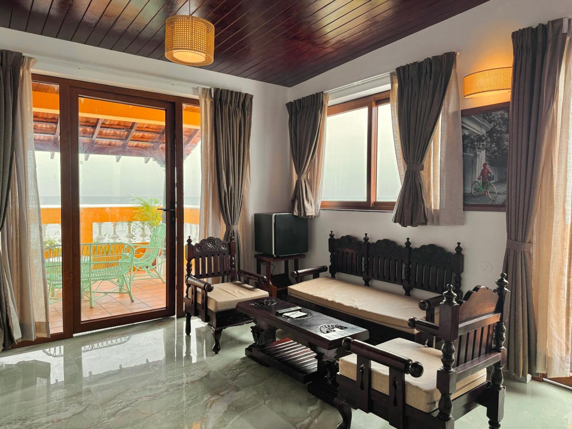 La Plage Seaview Suites Puducherry Buitenkant foto