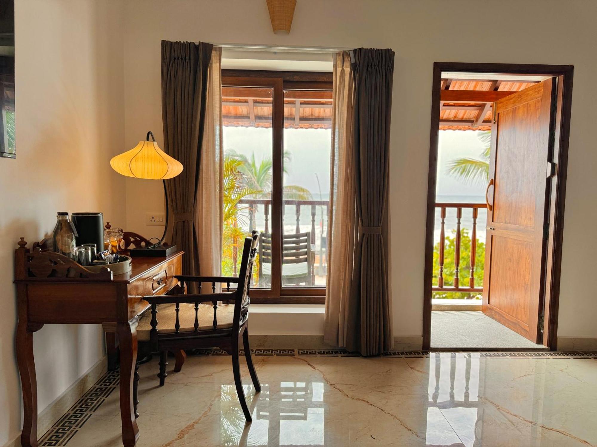 La Plage Seaview Suites Puducherry Buitenkant foto