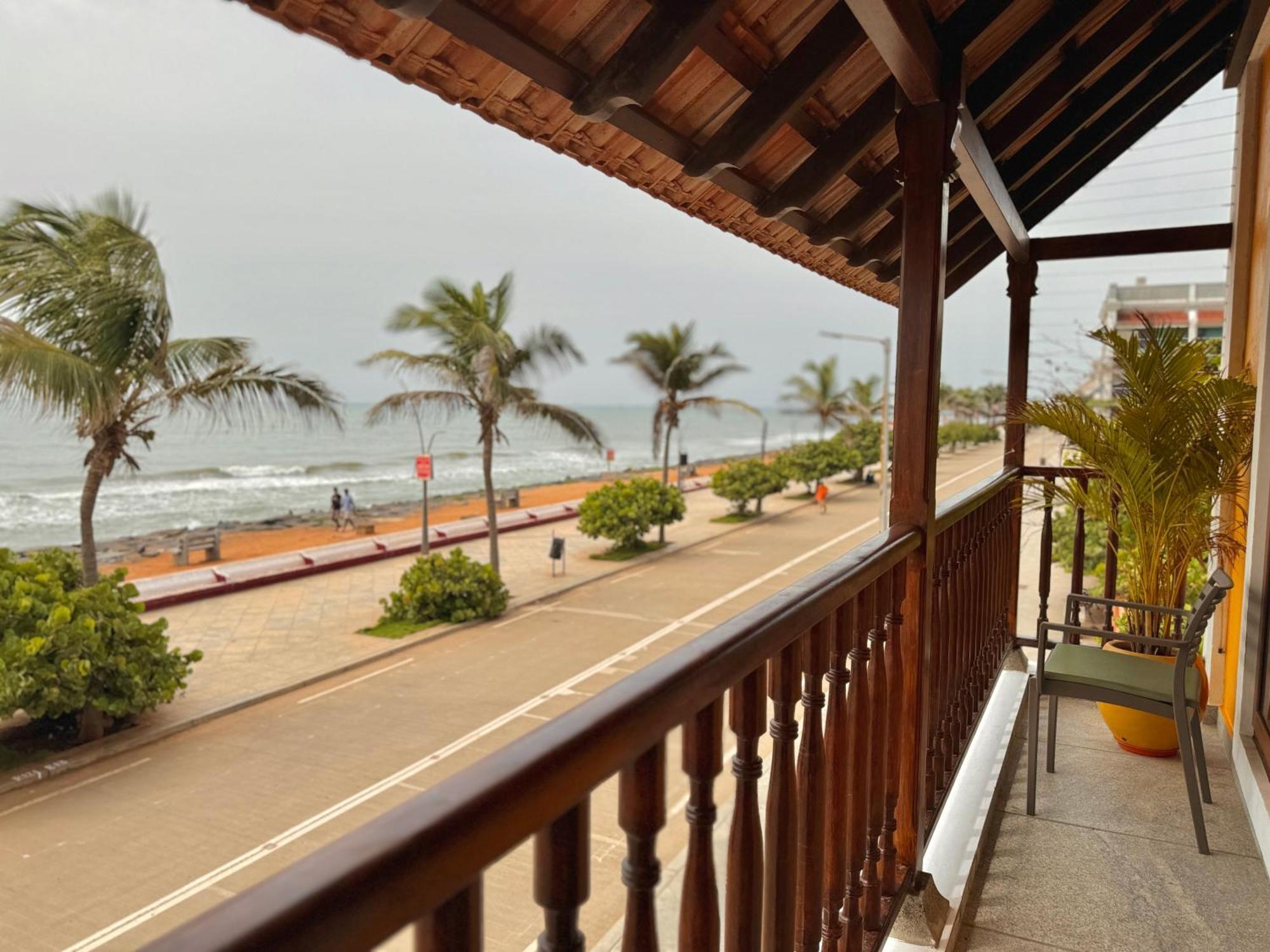 La Plage Seaview Suites Puducherry Buitenkant foto