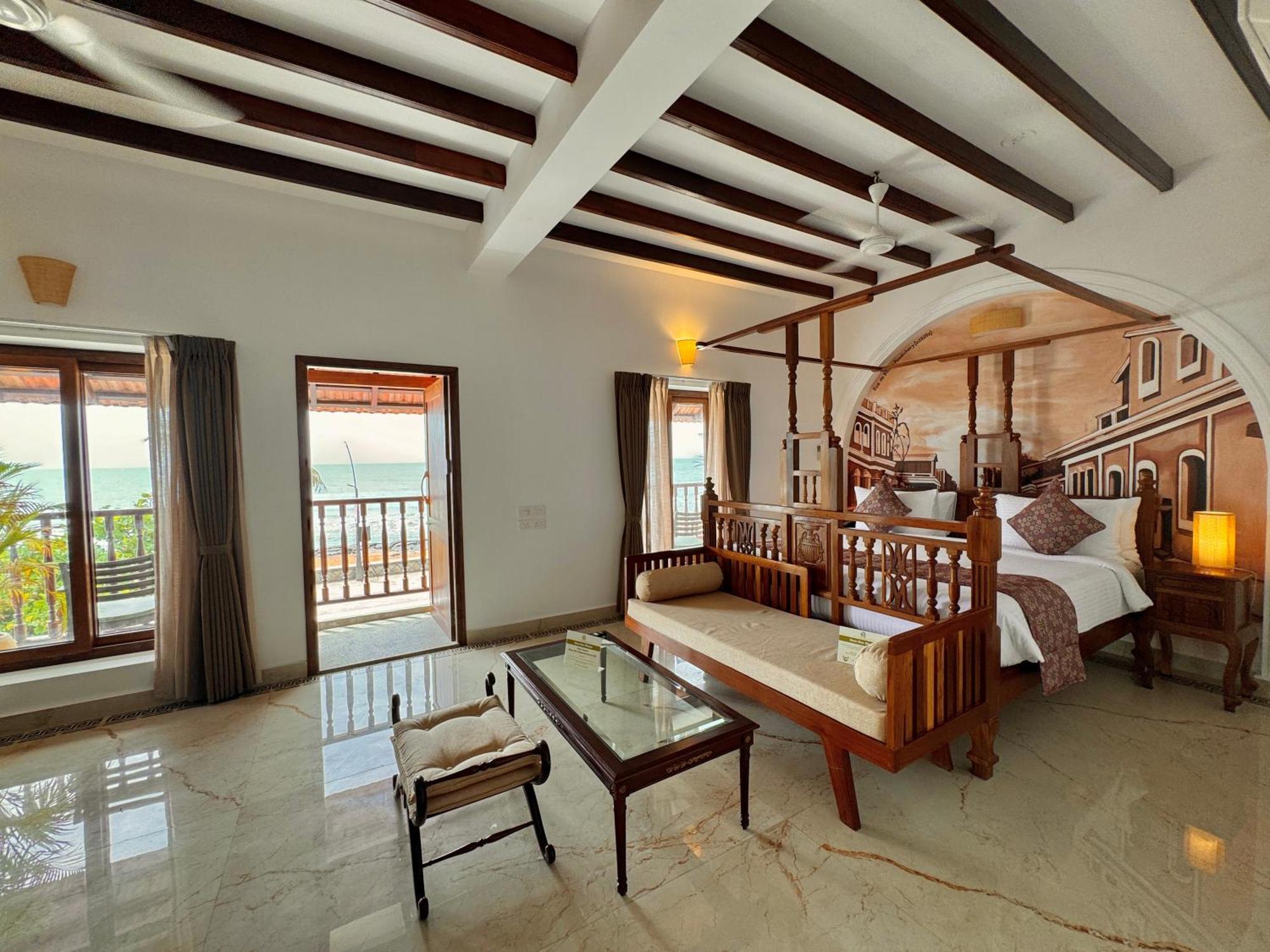La Plage Seaview Suites Puducherry Buitenkant foto