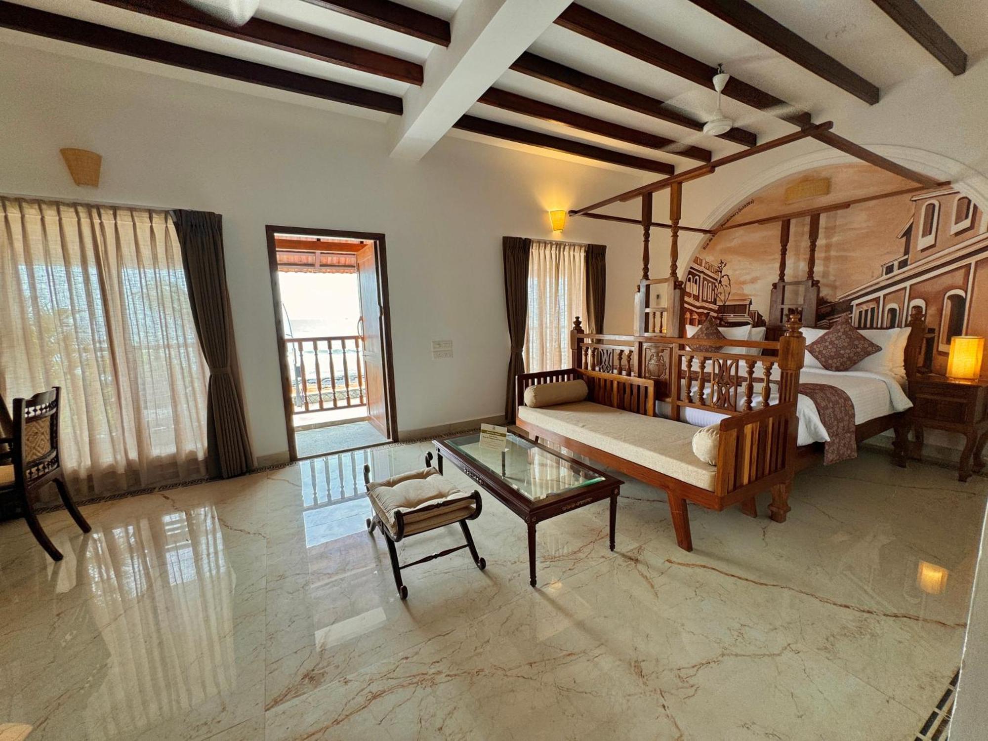 La Plage Seaview Suites Puducherry Buitenkant foto