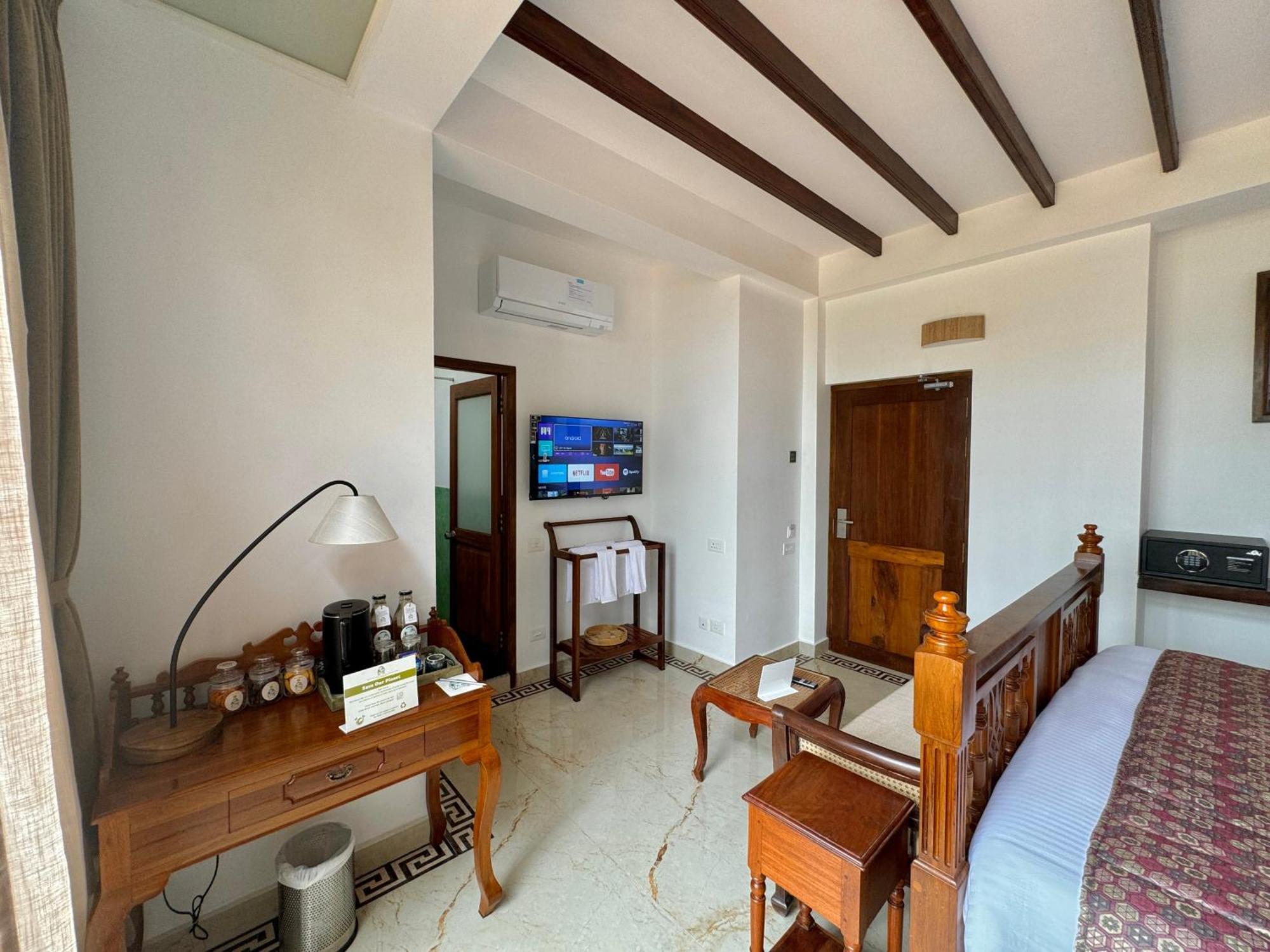 La Plage Seaview Suites Puducherry Buitenkant foto