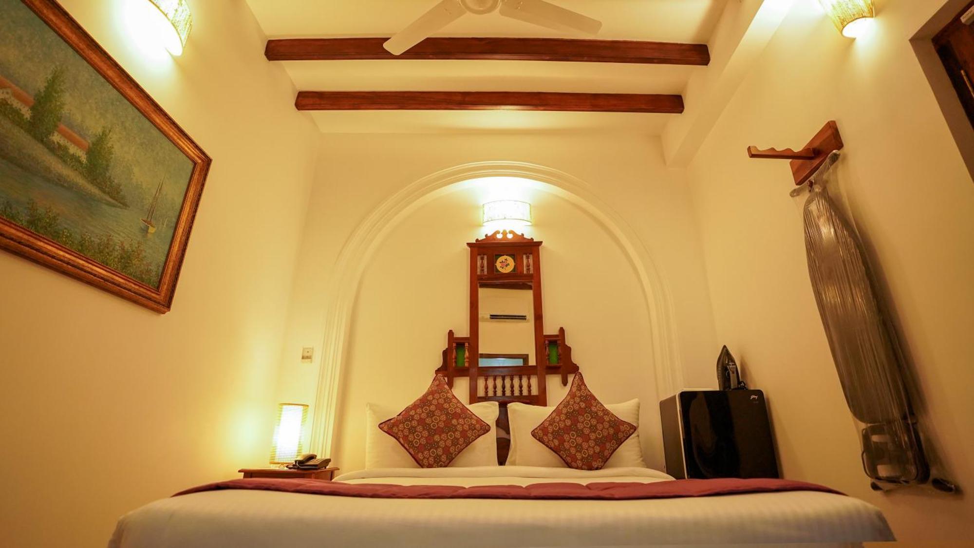 La Plage Seaview Suites Puducherry Buitenkant foto