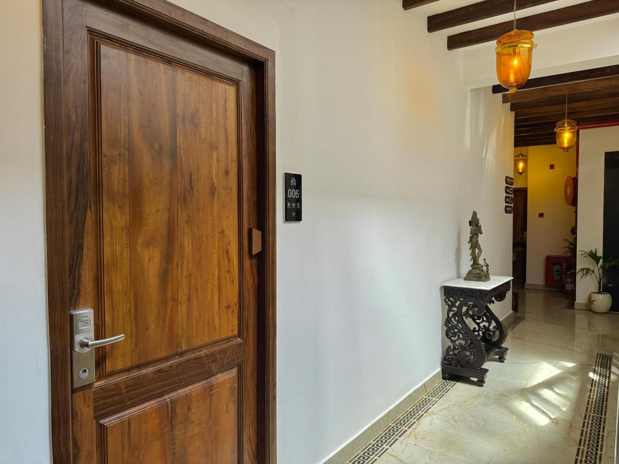La Plage Seaview Suites Puducherry Buitenkant foto