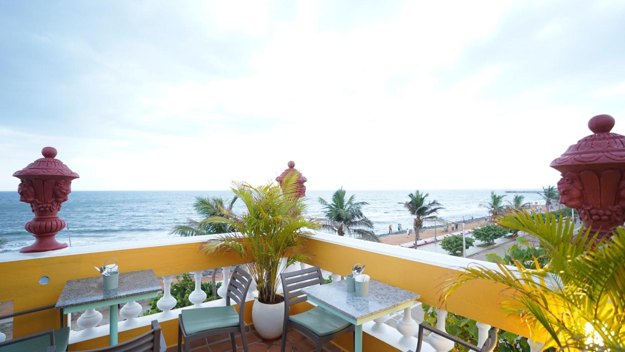 La Plage Seaview Suites Puducherry Buitenkant foto