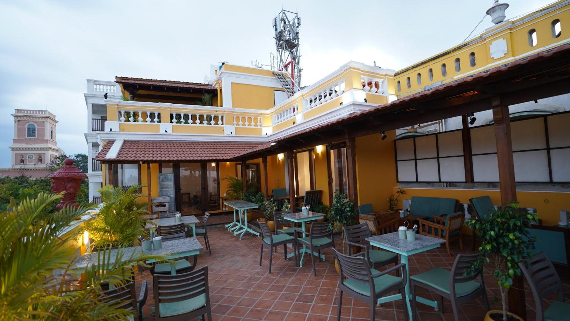 La Plage Seaview Suites Puducherry Buitenkant foto