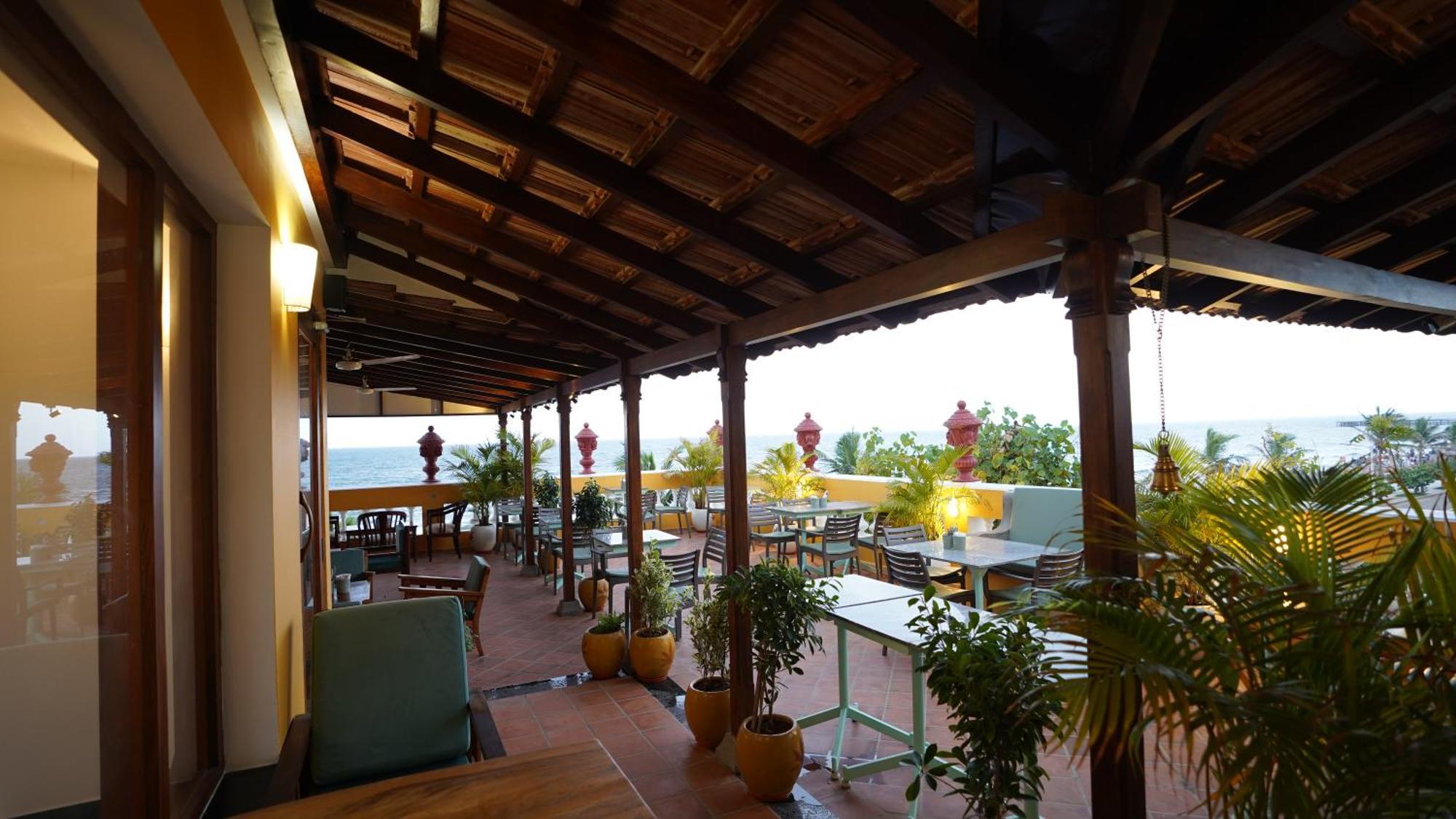 La Plage Seaview Suites Puducherry Buitenkant foto