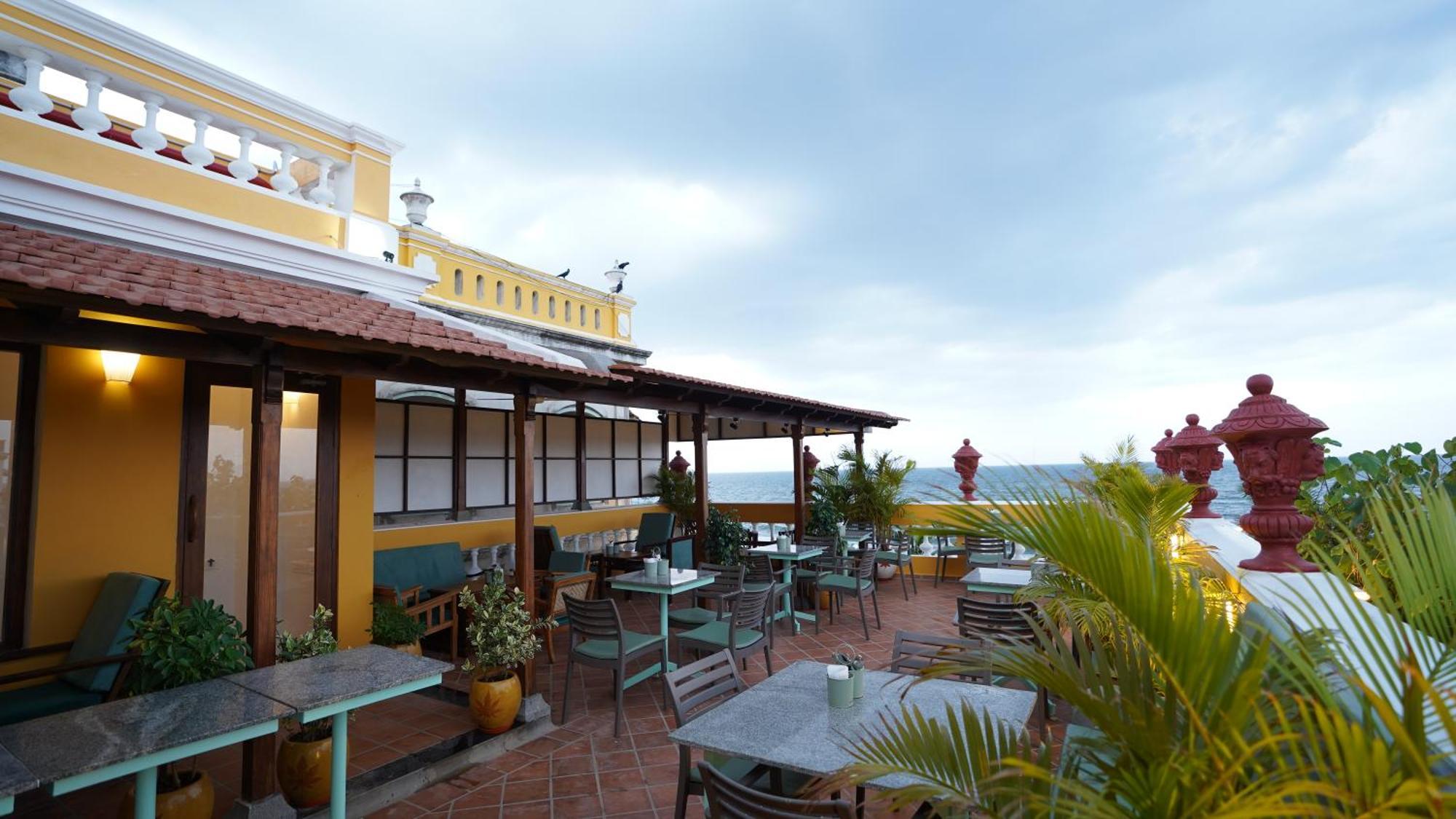 La Plage Seaview Suites Puducherry Buitenkant foto