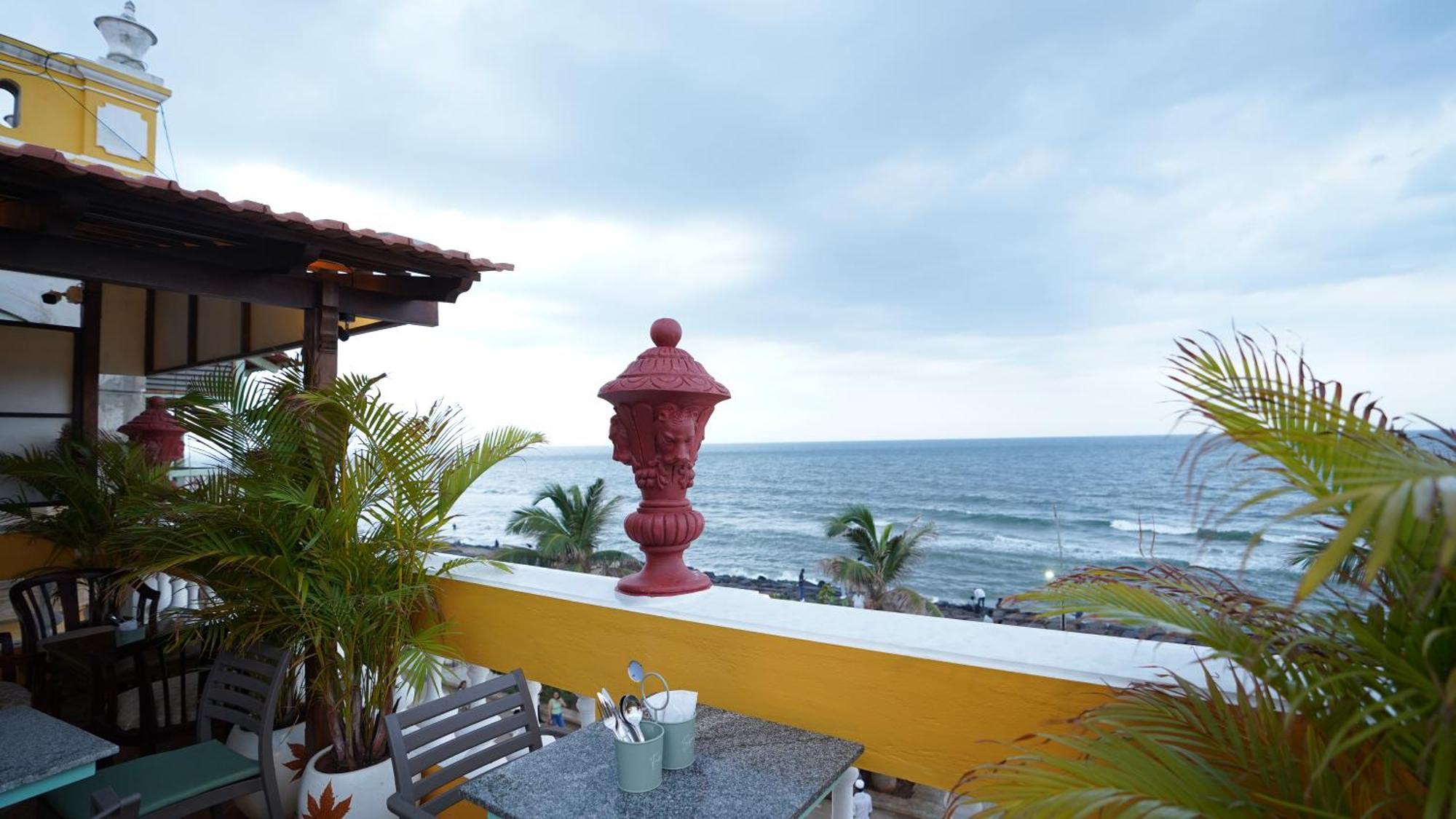 La Plage Seaview Suites Puducherry Buitenkant foto